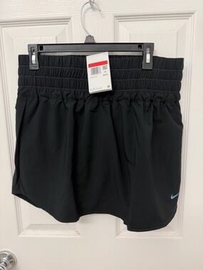 Nike Dry-Fit women’s training skirt with short inside size L new!!
